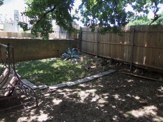 Building Photo - 1302 Hollow Creek Dr