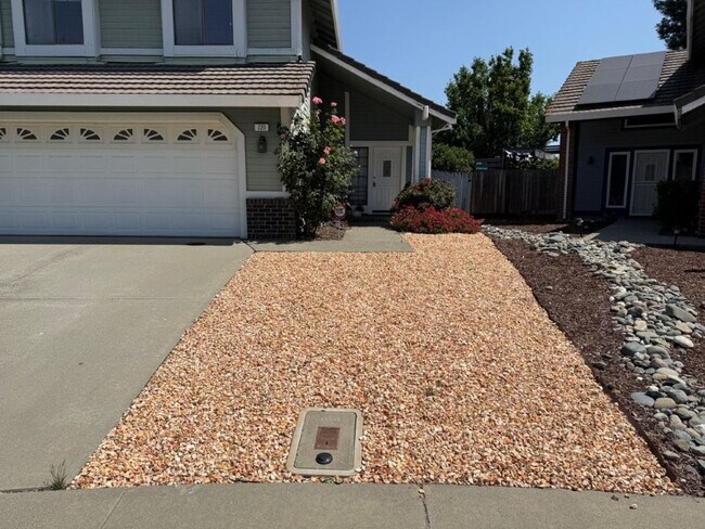 Building Photo - Modern 4 Bedroom 3 Car Garage Dixon *Star ...