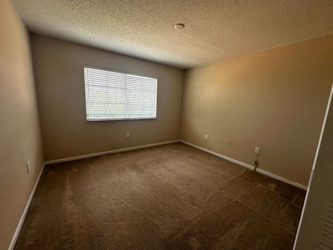 Building Photo - 1 bedroom, 1 bath condo
