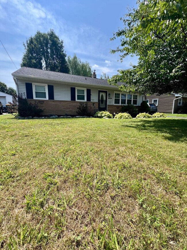 Foto del edificio - 3-Bedroom Single Family Home in Bristol! Available Mid-September!