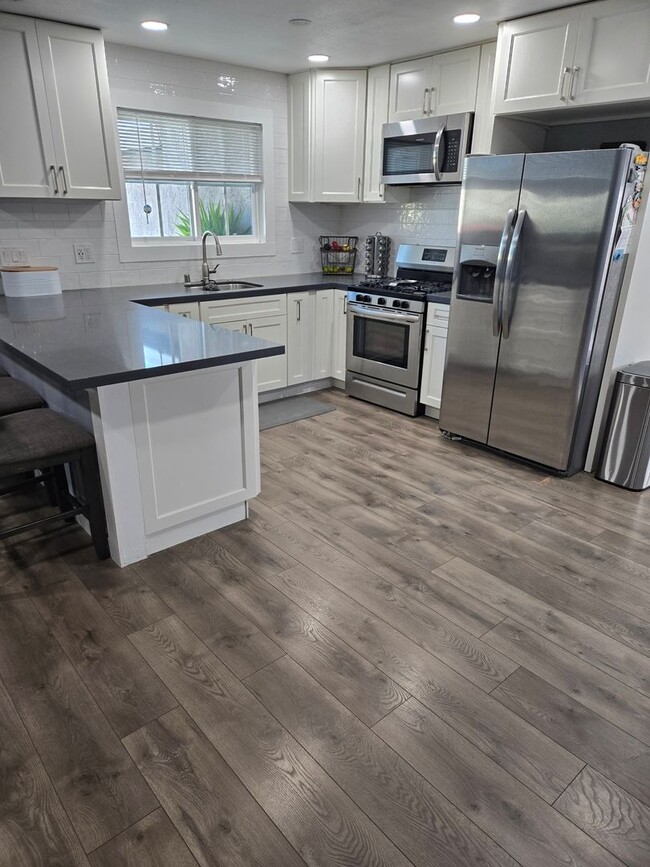 Foto del edificio - Beautifully Updated 3 Bed, 2 Bath Single S...