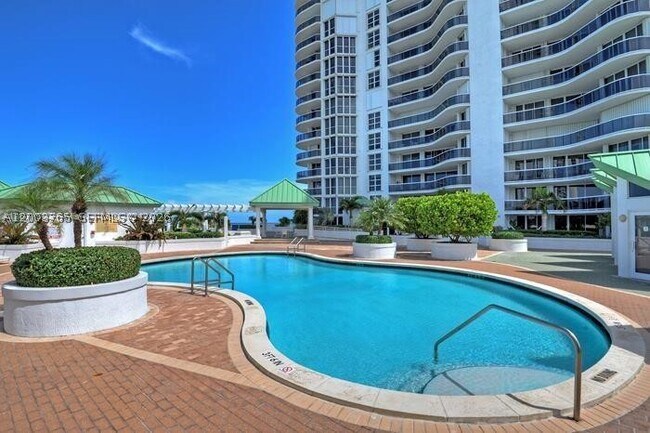 Building Photo - 16711 Collins Ave