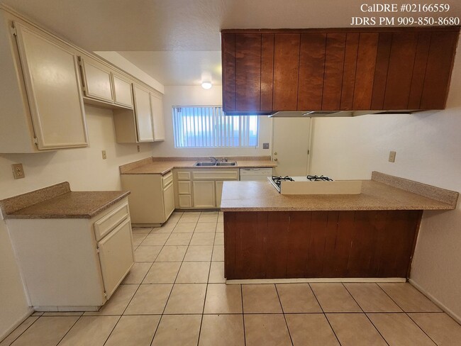 Building Photo - Rancho Cucamonga 2 Bedroom Condo