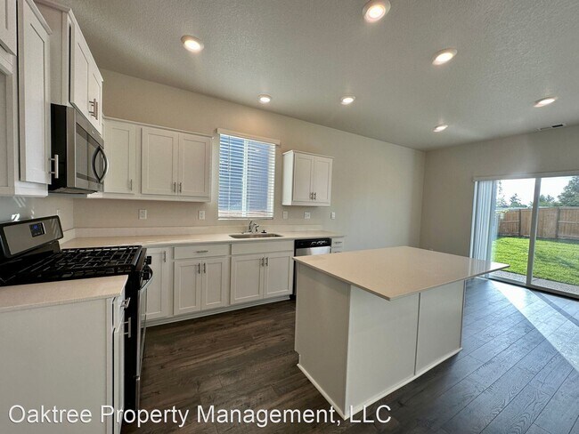 Foto del edificio - 4 br, 2.5 bath House - 457 Himalaya St NE