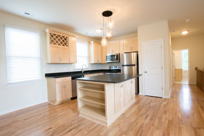 Building Photo - 966 Pink St