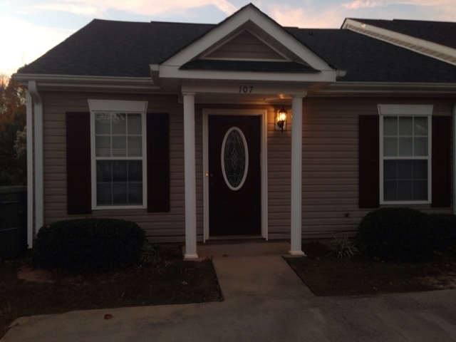 Primary Photo - 107 Melville Lane - Condo for Rent