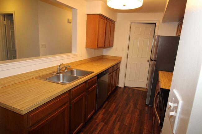 Building Photo - Very well maintained 2-bedroom 2-bath cond...