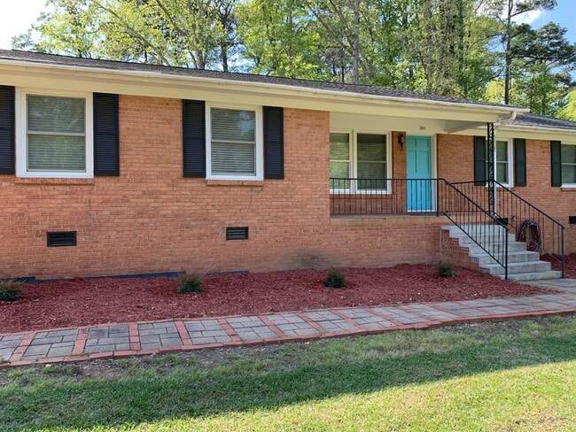 Building Photo - 207 McLeod Dr