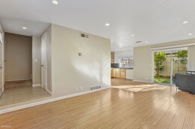 Building Photo - 3 br, 1.5 bath Townhome - 4379 Planet Circle
