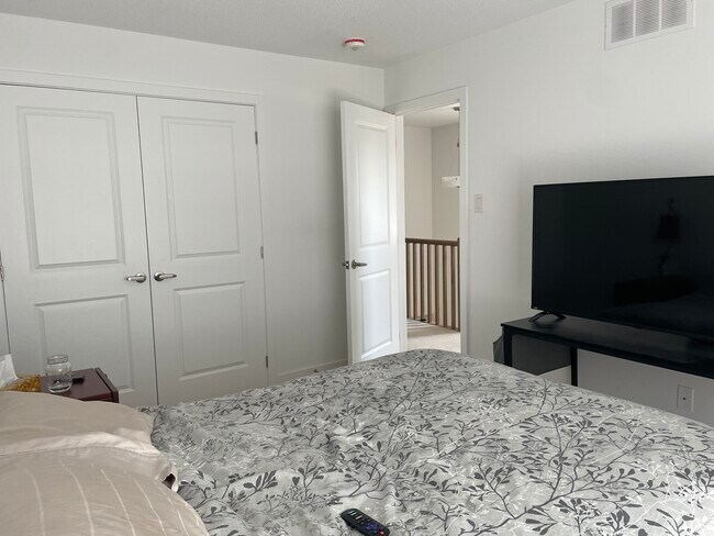 Building Photo - Welcome to this 3 bed 2.5 bath located in beautiful Ottawa