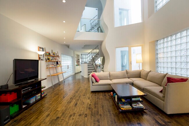 Building Photo - 1249 W Dickens Ave