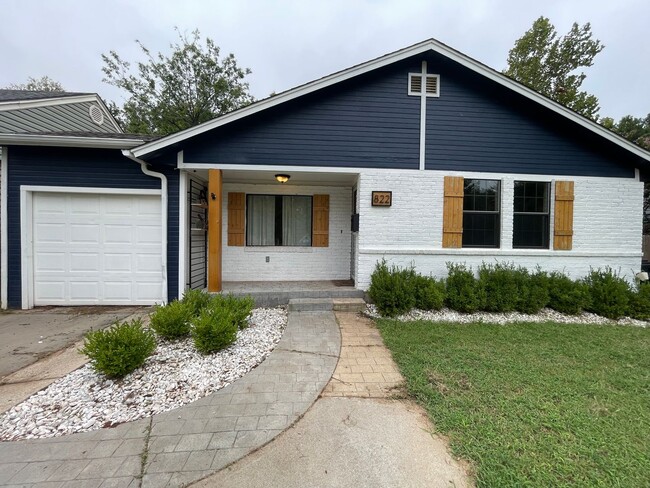Building Photo - 4 Bedroom main house 2 bedroom guest house