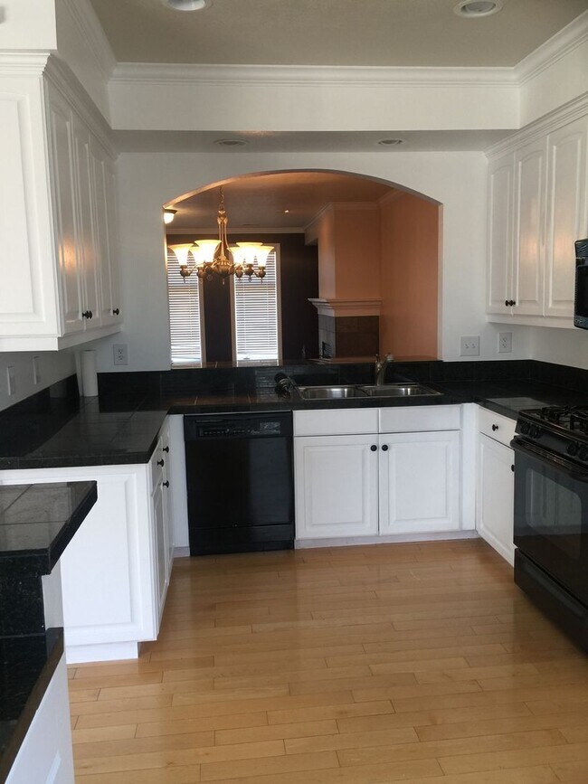 Building Photo - Townhouse in the Riverwoods