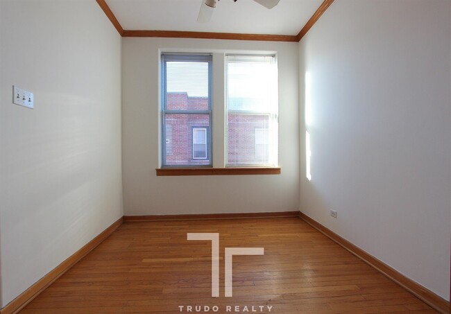 Building Photo - 648 W Buckingham Pl