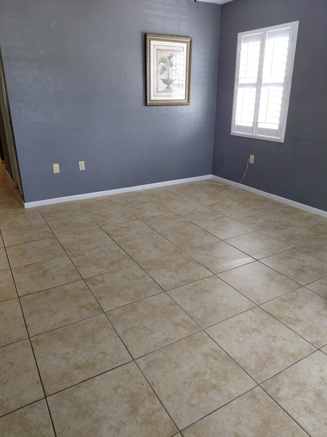 LIVING ROOM - 906 Hartford Dr