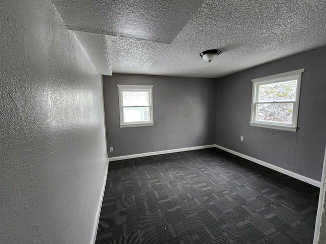 Building Photo - 1424 5th Ave S