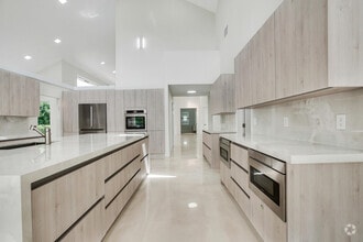 Building Photo - 7351 Valencia Dr