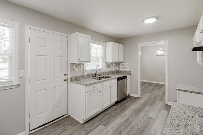 Building Photo - 804 Tarpon Dr NE