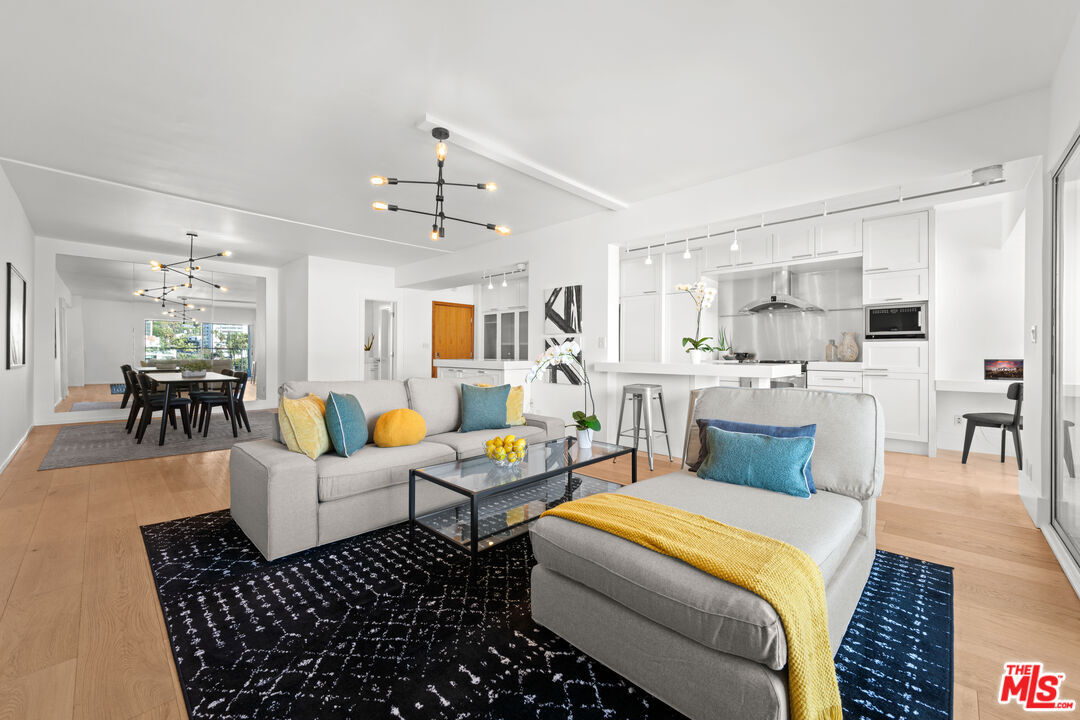 Foto principal - 838 N Doheny Dr