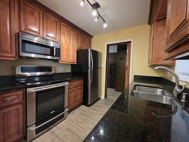 Foto del edificio - "Charming 3-Bed Oasis with Granite Touches in Fayetteville – 1600 Sq Ft of Comfort!"