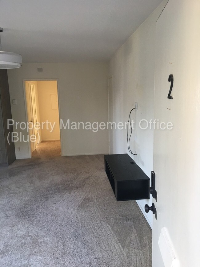 Building Photo - Beautiful spacious 2Bed Unit on Cliff Drive