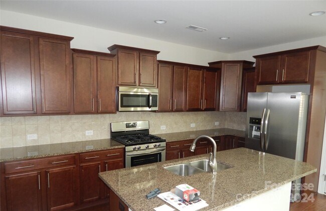 Foto del edificio - 15158 Sapphire Hill Ln