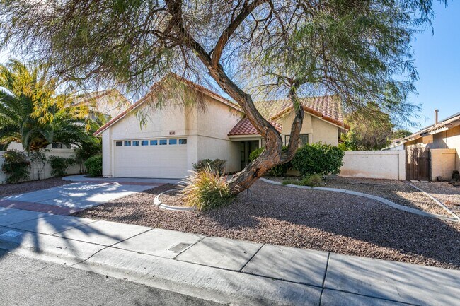 Foto del edificio - Lovely 1 story home near Warm Springs and Green Valley Pkwy with LARGE backyard!