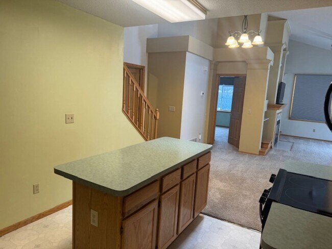 Foto del edificio - End Unit 2 Bed, 2 Full Bath, 2 Car Garage with Loft and Vaulted Ceilings