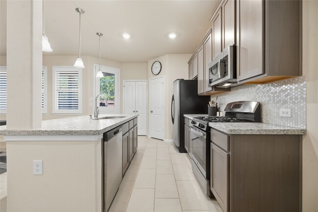 Foto del edificio - 7335 Hinsdale Dr