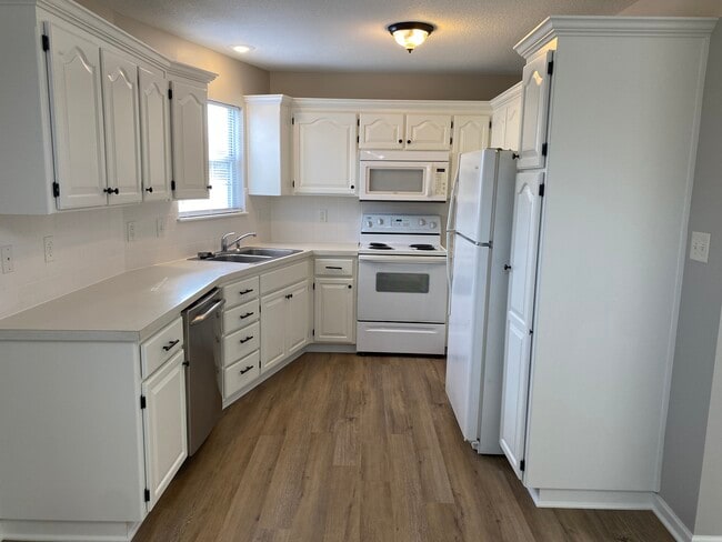 Kitchen - 220 SW Chartwell Cir
