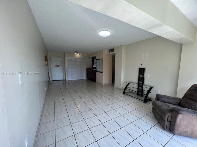 Building Photo - 8887 Fontainebleau Blvd