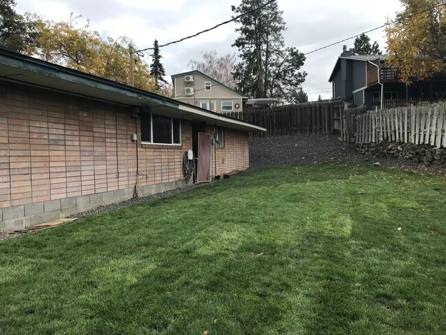 Building Photo - Awesome home with fenced yard and garage!!!!!