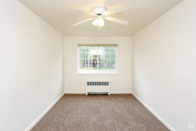 Bedroom - Franklin Court Apartments