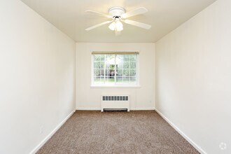 Bedroom - Franklin Court Apartments