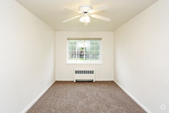 Bedroom - Franklin Court Apartments