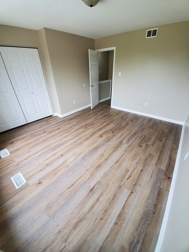 Building Photo - 5815 Creekview Ct W