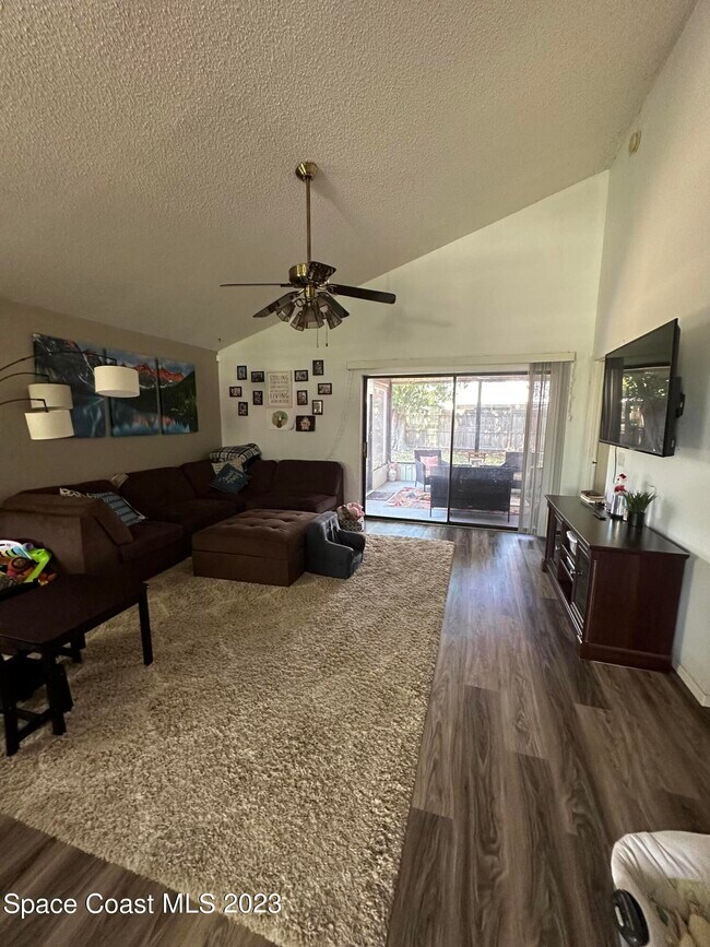 Building Photo - 2422 Meadow Cove Blvd