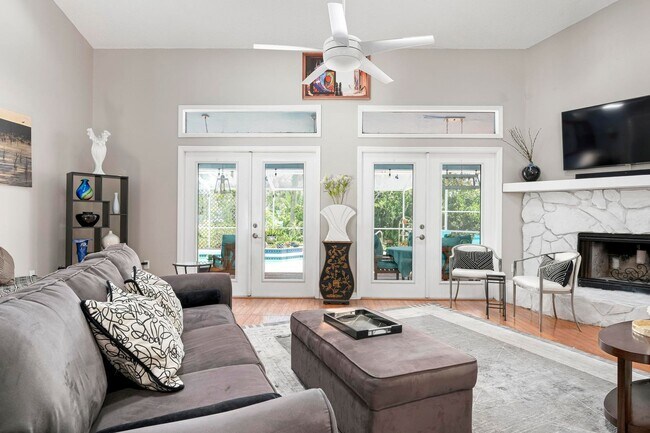 Foto del edificio - ** STUNNING 4 BEDROOM 2 FULL BATH/ 2 HALF BATH HOME WITH A PRIVATE POOL LOCATED JUST MINUTES FROM...