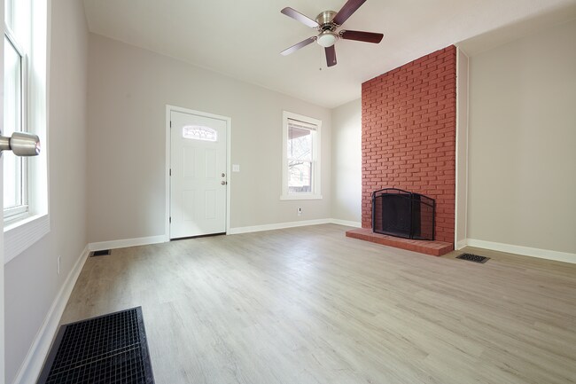 Dormitorio en el primer piso con mucha luz natural. - 2354 Victor St
