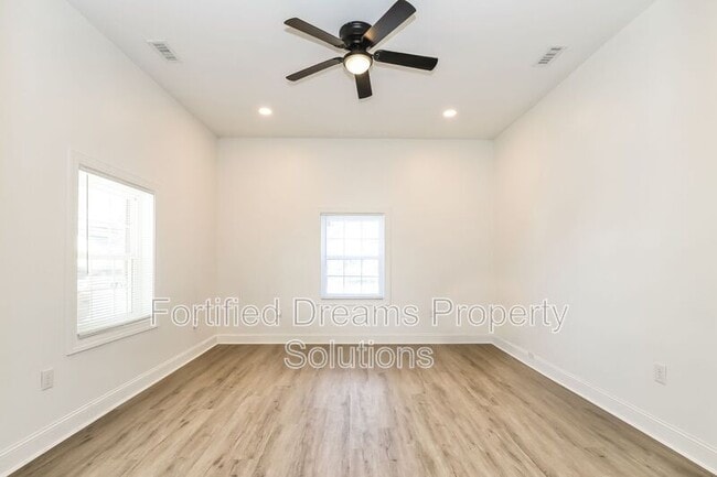 Foto del edificio - 235 S English St