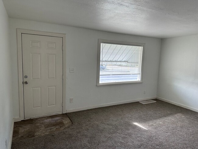 Foto del edificio - 3 Bed 1 Bath Shadle Park Home - Large Garage