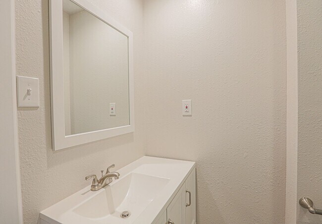 Building Photo - Pre Leasing for fall 2026! 4/2 in Medical District