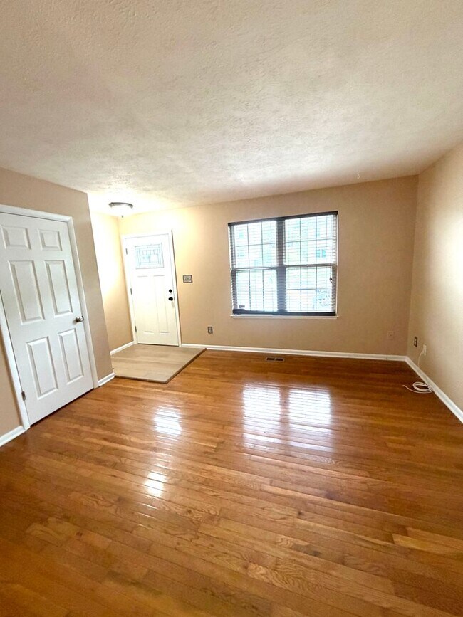 Foto del edificio - Edgewood 2 Bedroom End of Group For Rent!