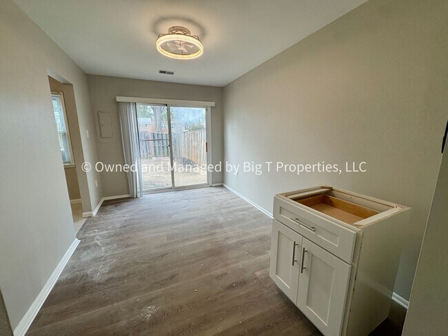 Foto del edificio - Coming soon* Cute Townhouse between Woodbr...