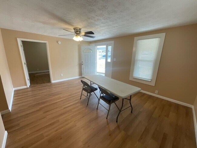 Foto del edificio - Maryville 37804 - 3 bedroom, 1 bath duplex - Contact Tim Tipton 865-806-7255