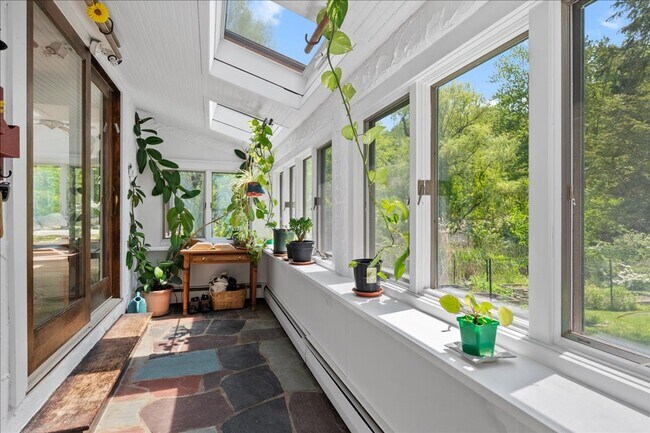 Foto del edificio - Stunning Updated Home with Private Pond Views in Chappaqua