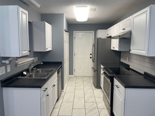 Building Photo - Beautiful 3BR/2BA Ranch Now Available in Booming Steel Creek Area!