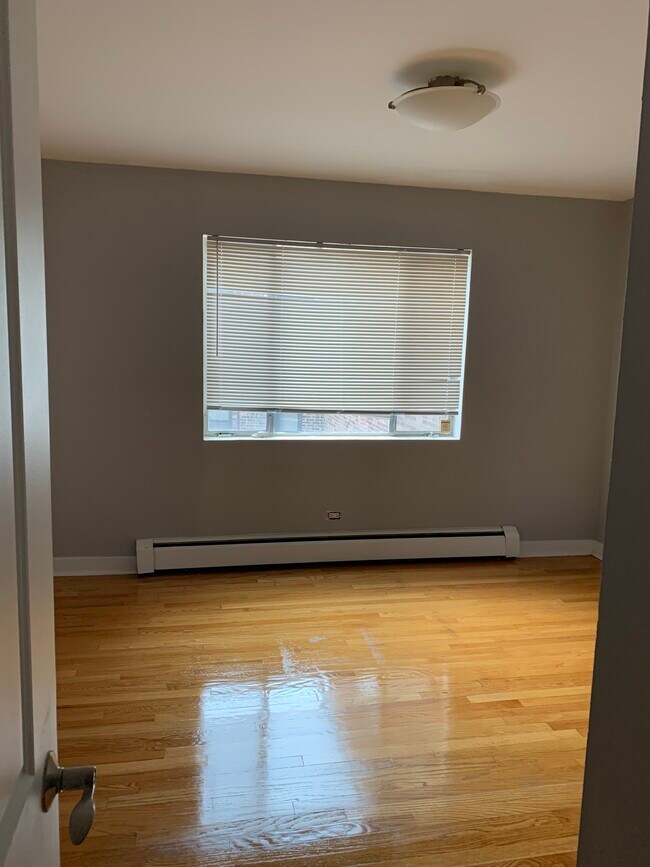 Bedroom - 7120 N Sheridan Rd