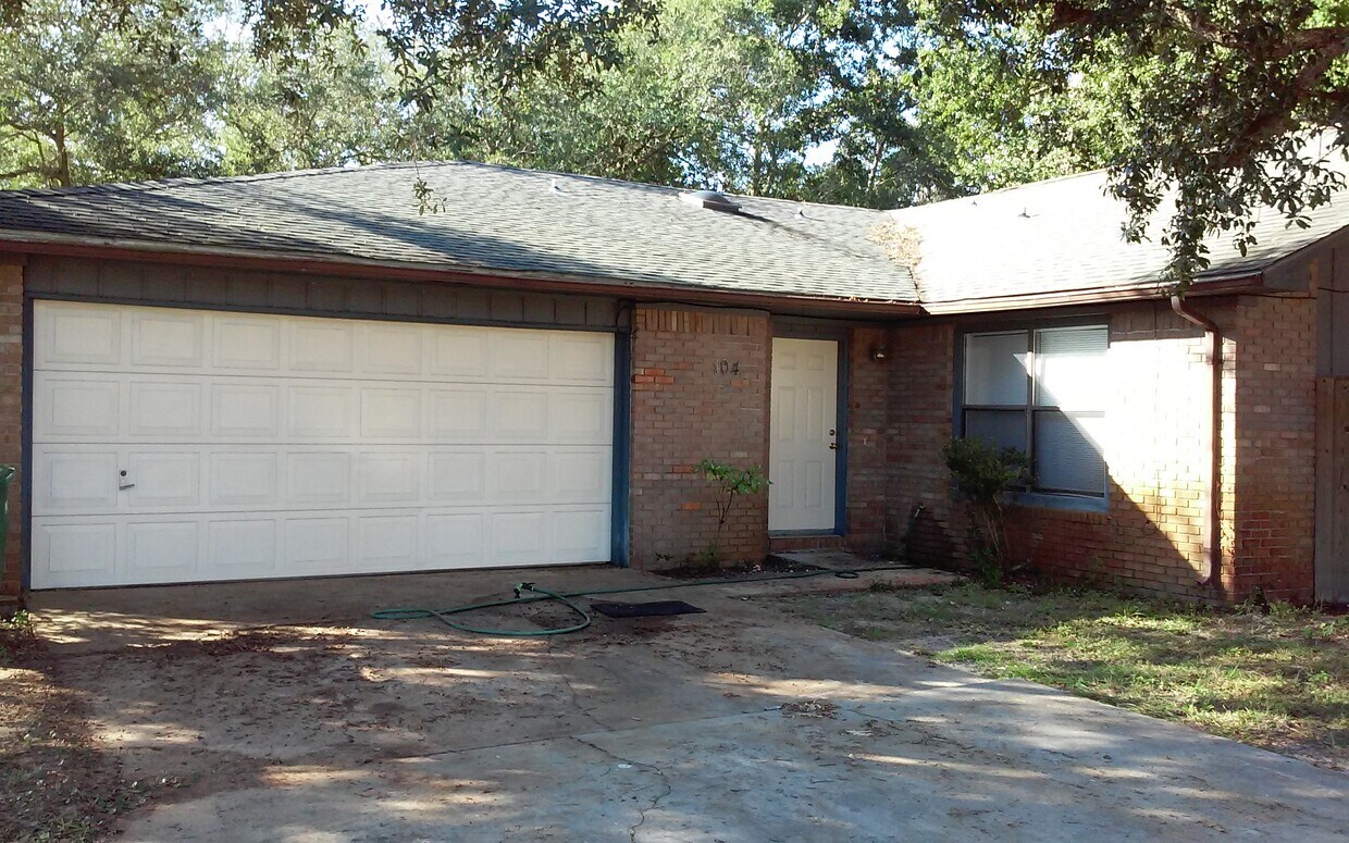 Primary Photo - 104 Post Oak Pl