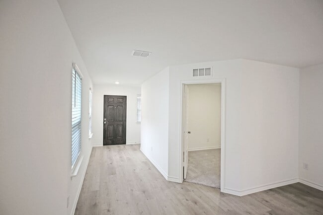 Building Photo - 951 Bluegrass Pt